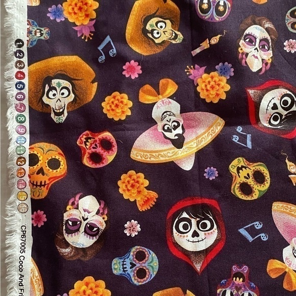 NWOT DISNEYS COCO & FRIENDS DIA DE LOS MUERTOS FABRIC - Picture 3 of 4